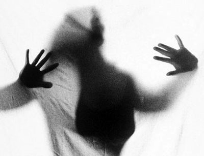 Lei lo chiama al telefono invitandolo a tornare. Lui la prende a pugni e schiaffi