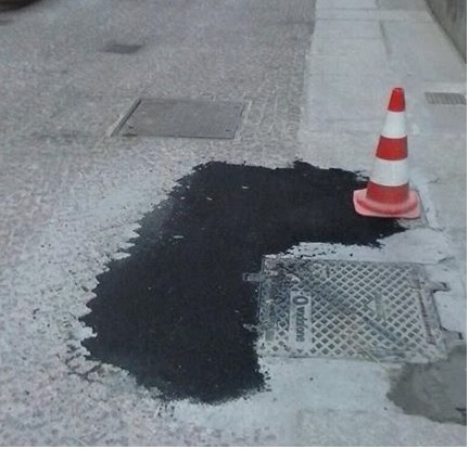 Una “macchia nera” rovina il nuovo porfido di via Rattazzi e Amag decide di intervenire