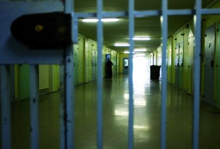 Dà in escandescenze contro i poliziotti e tenta di impiccarsi: tragedia sfiorata al Carcere San Michele