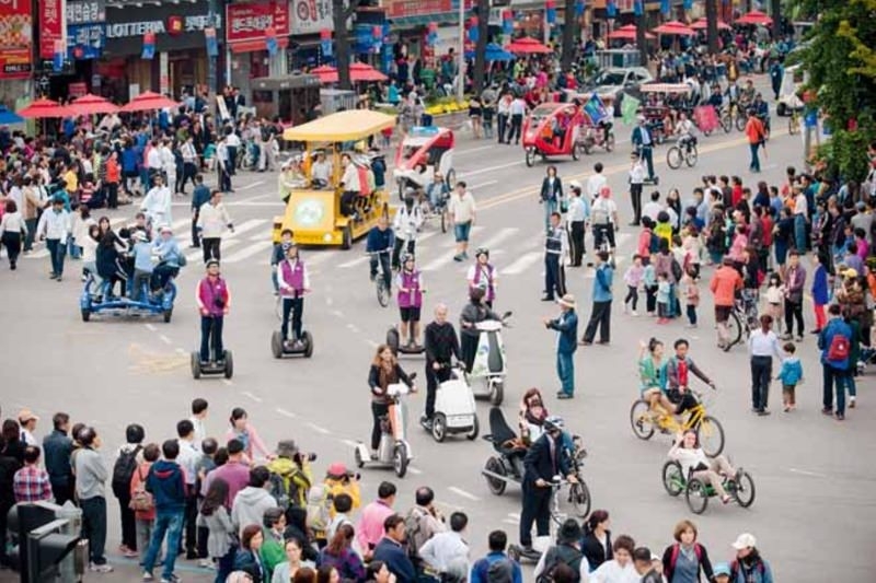 Un mese con le auto al confino e la città cambia radicalmente