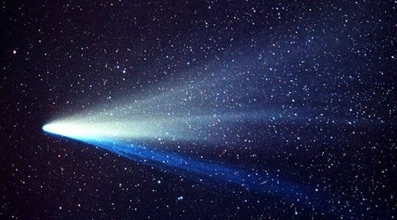 Il picco di stelle cadenti in un cielo completamente buio per la luna nuova
