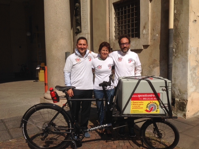 La spesa nei negozi del centro di Alessandria da oggi si ordina anche “on line” e arriva a casa in sella a una bici