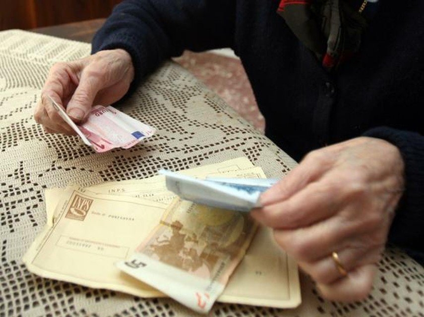 Si finge finanziere e ruba a un anziano 30 mila euro di gioielli