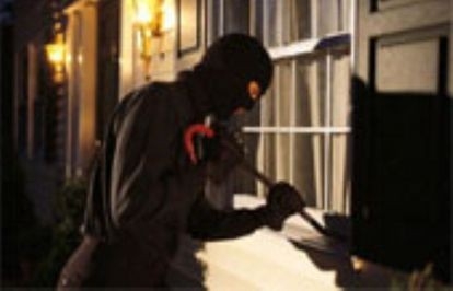 Rubano tutti i mobili da una cascina e li usano per arredare il loro appartamento   