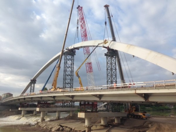 Ponte Meier: dopo l’arco ora tocca alle funi. Il maltempo, però, potrebbe allungare il cronoprogramma