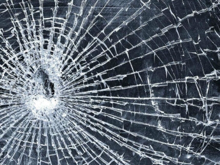 Rotta una vetrina in via Girardengo. Vandalo in azione a Novi Ligure