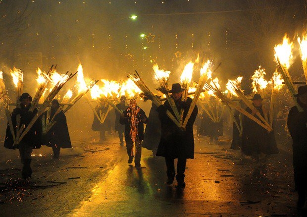 Sulla Darsena di Milano, 1000 fiaccole per celebrare “Il Giorno del Fuoco”