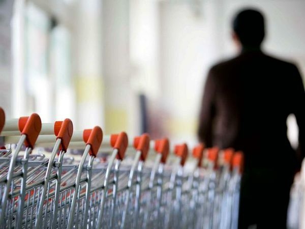 Braccialetti e monetine per distrarre le vittime dopo la spesa e derubarle: arrestato dai Carabinieri
