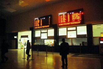 Rissa alla stazione di Alessandria: brandisce una bottiglia e colpisce alla testa un uomo