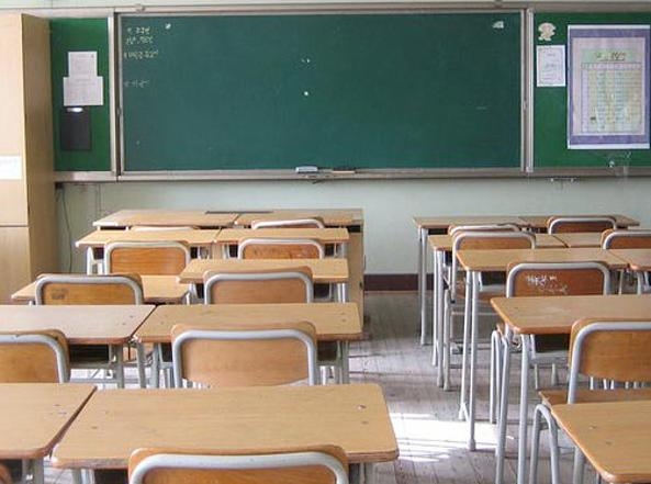 Un pulmino davanti all’ingresso della scuola di Volpedo, chiusa dal sindaco “a tempo indeterminato”