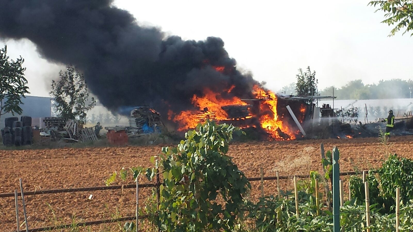 Spente le fiamme divampate in un capanno a San Giuliano Nuovo [FOTO]