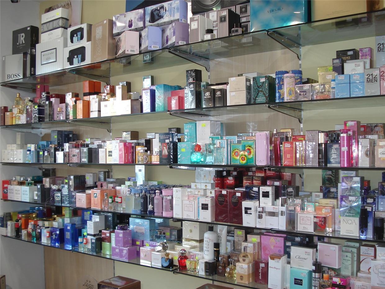 In due portano via 1.300 euro di profumi da un centro commerciale a Casale