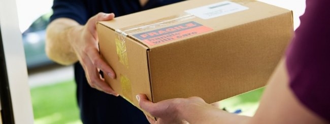 Aggredisce un corriere dopo aver ricevuto il pacco danneggiato
