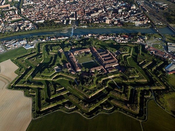 Il Pisu illumina la Cittadella ma per Sel meglio spendere i soldi per la messa in sicurezza