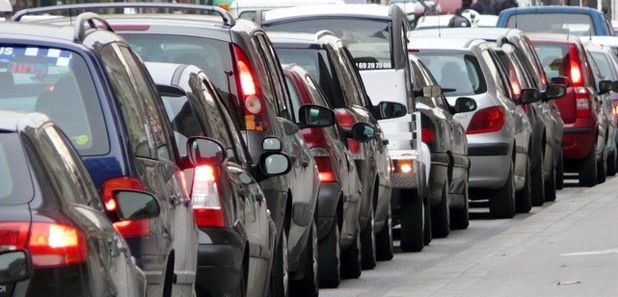 I cittadini denunciano: “lunghe code e troppo smog all’incrocio tra via Milano e Corso Monferrato”