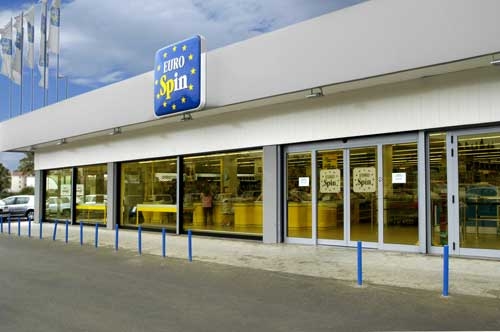 Fingono una rapina al supermercato. Denunciati tre cassieri