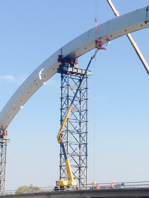 Dopo l’arco, ora tocca alle funi del Ponte Meier. Posizionati questo martedì i primi stralli