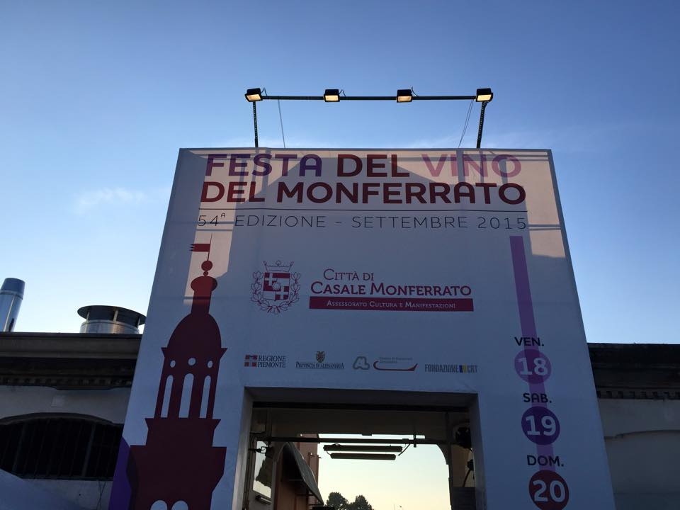 Ultimi brindisi alla festa del vino di Casale