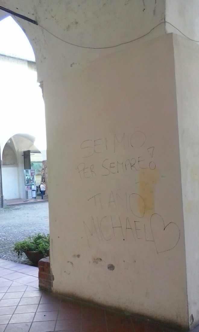 Imbrattano una colonna del chiostro di Santa Croce: segnalati due minorenni