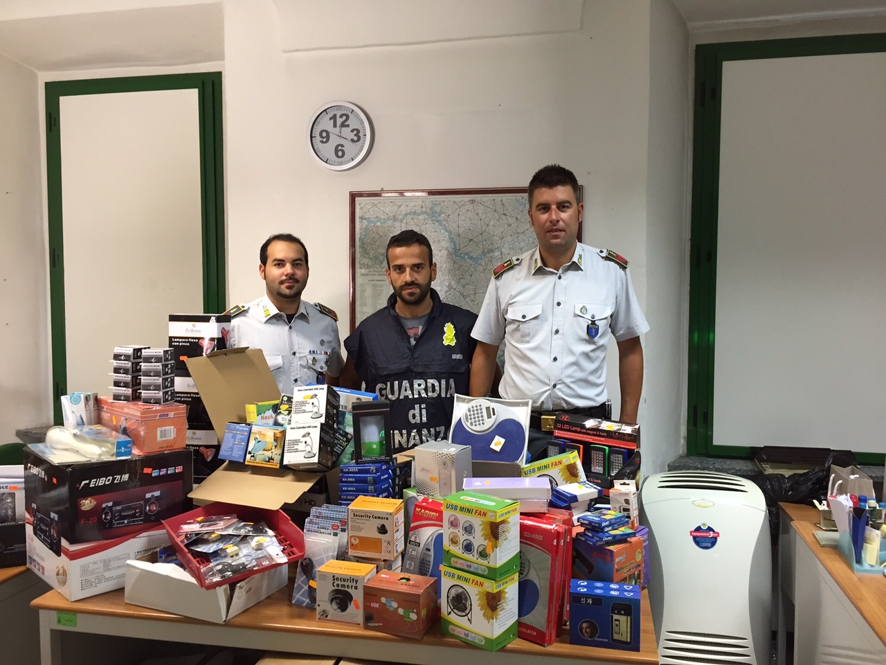 Oltre 300 articoli  non sicuri. Sequestro della Guardia di Finanza in un negozio di Alessandria