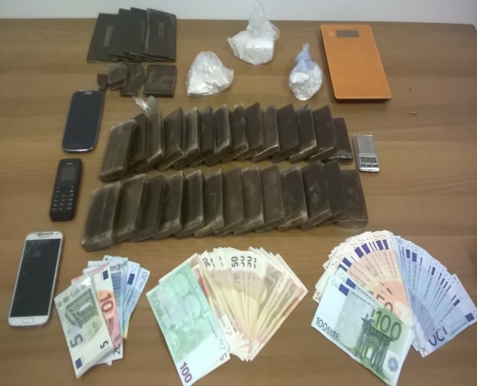 Blitz nella notte: arrestati due spacciatori. Nel box e in casa cocaina e marijuana