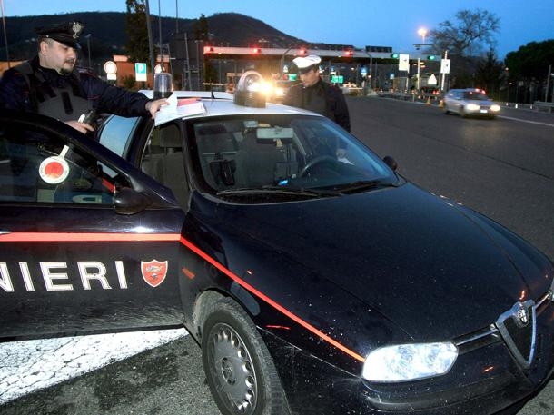 Vede dal cellulare i ladri in azione nella sua autorimessa e li fa arrestare