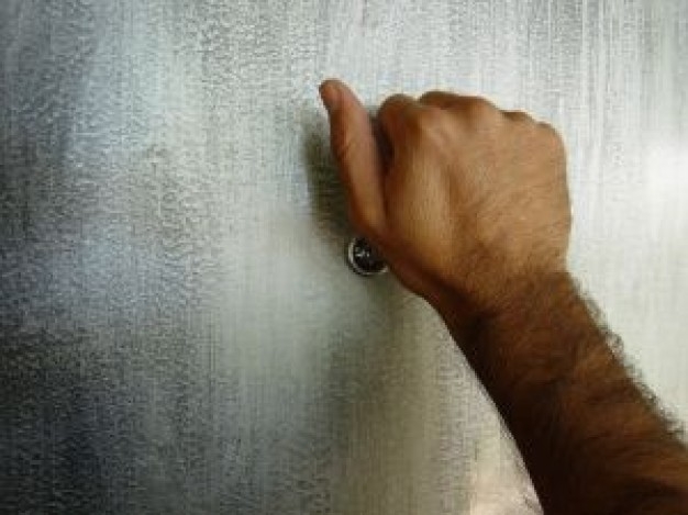 Ruba a casa di conoscenti: denunciato dai Carabinieri