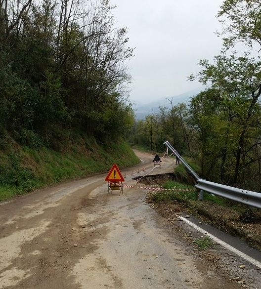 Chiusa per frana la strada per Valrossara. I residenti possono raggiungere le loro case solo a piedi