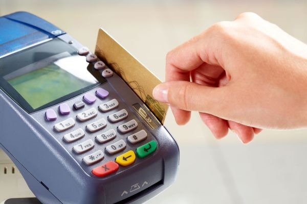Avevano fatto spese con la carta prepagata trovata in un portafogli: denunciati in due