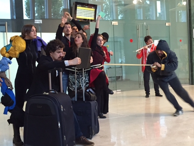 Una performance teatrale alla stazione di Alessandria [FOTO]