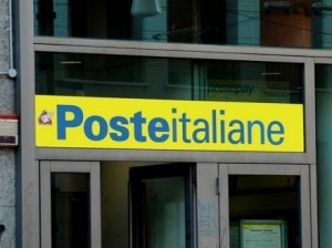 Vuole saltare la coda in posta ma viene bloccato e lui manda in frantumi la porta