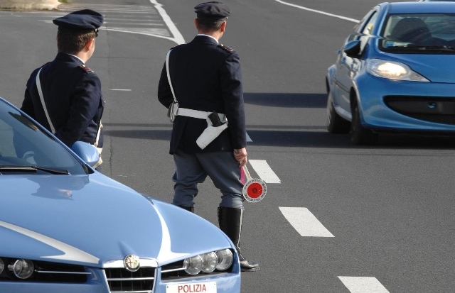 Stava scappando all’estero per evitare il carcere: fermato dalla Polizia Stradale