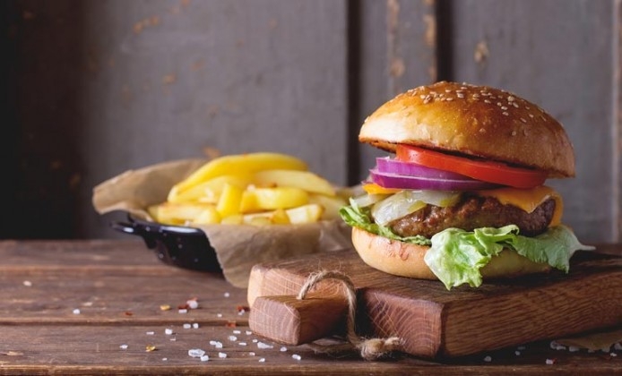 Milano si colora di fantasiosi food truck. Al via la Street Food Parade