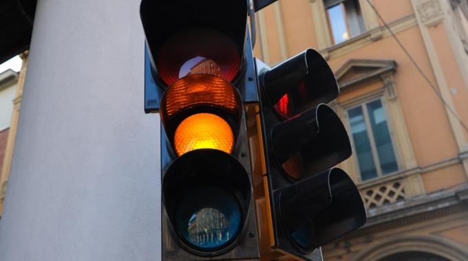 Installati semafori provvisori all’incrocio tra via Marengo e viale Massobrio