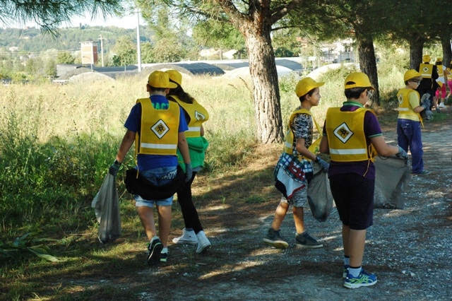 Scope, palette e guanti per i bimbi di Spinetta. Anche in provincia arriva “Puliamo il mondo”