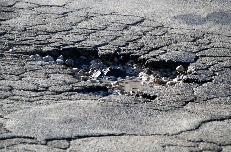 Strade da rifare: tante le segnalazioni dei cittadini. La giunta: “Investimenti da 10 milioni di euro fino al 2017”