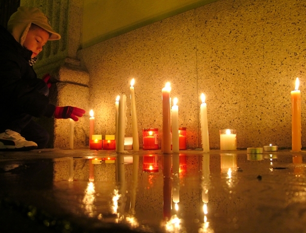 A Valenza la Marsigliese e lumi accesi per stare vicino a Parigi [FOTO]