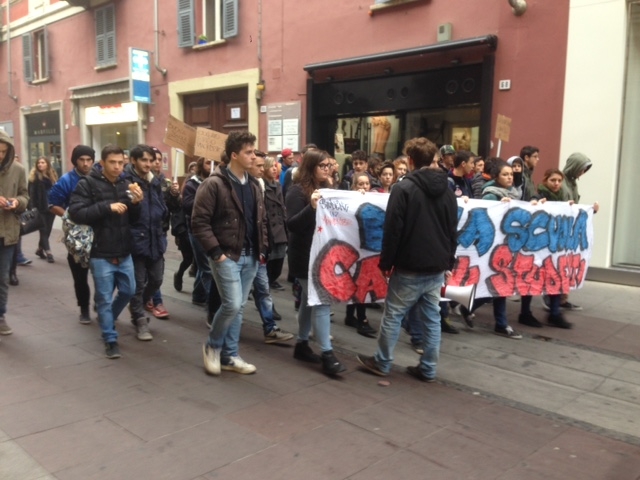 Nuova manifestazione degli studenti alessandrini contro la “Buona scuola” [FOTO]