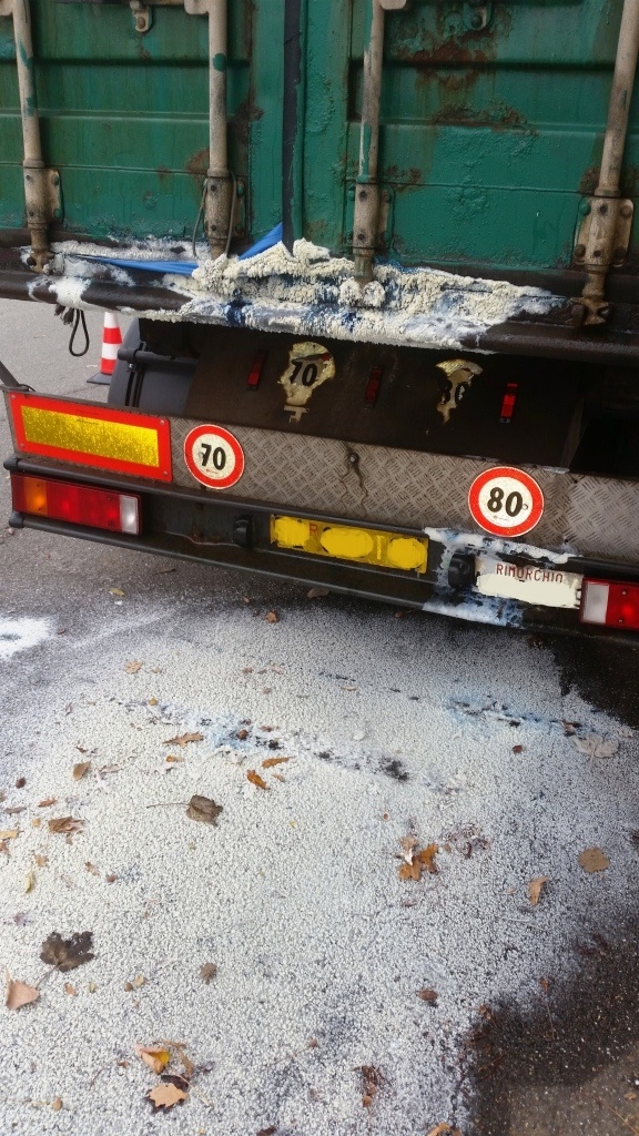 Sversamento di sale marino da un autocarro in via Postumia