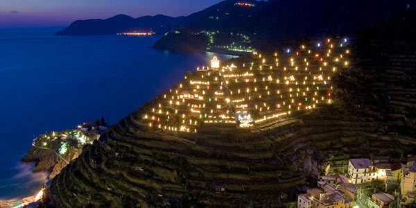 Il Presepe di Manarola torna a brillare immerso tra le colline delle 5 Terre