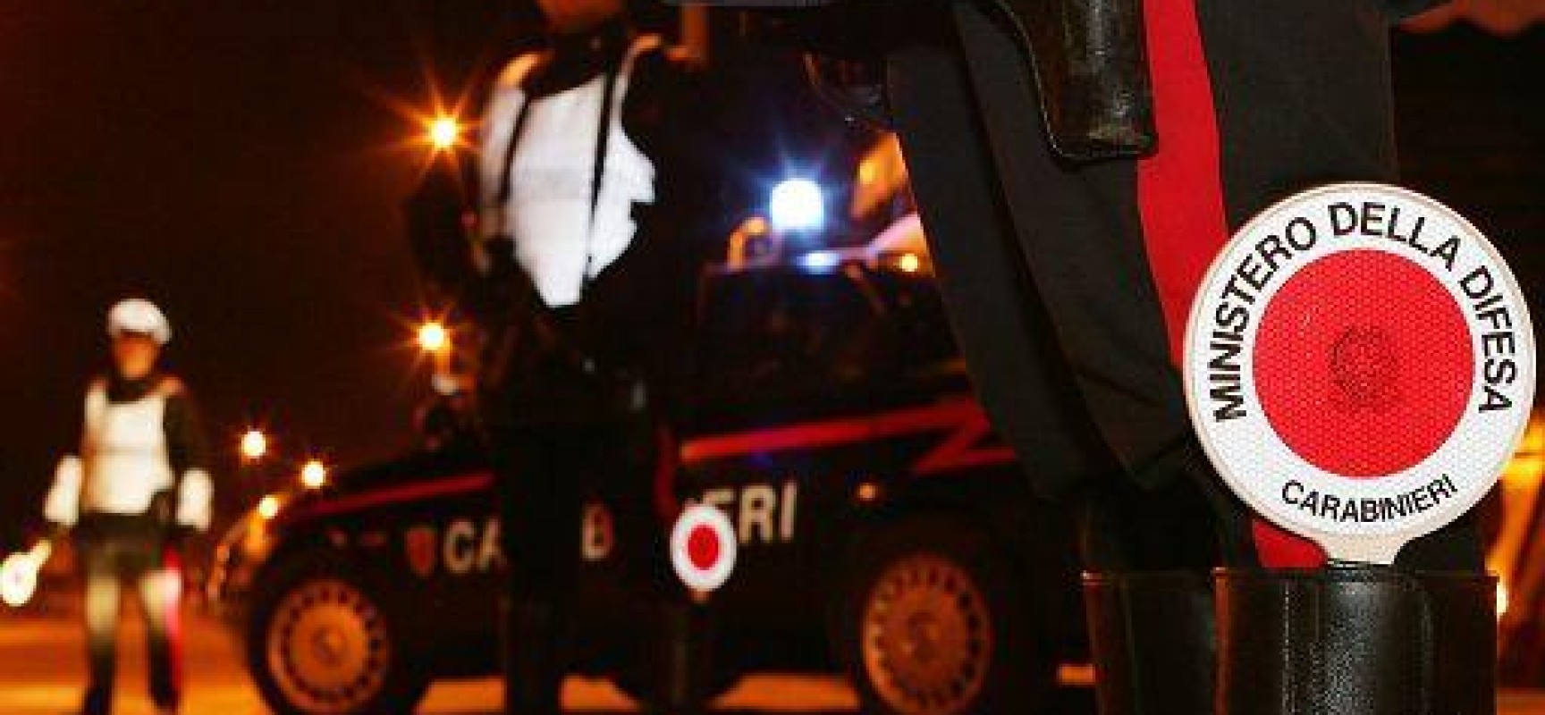 Sotto il sedile del furgone un coltello di 30 centimetri: denunciato il conducente