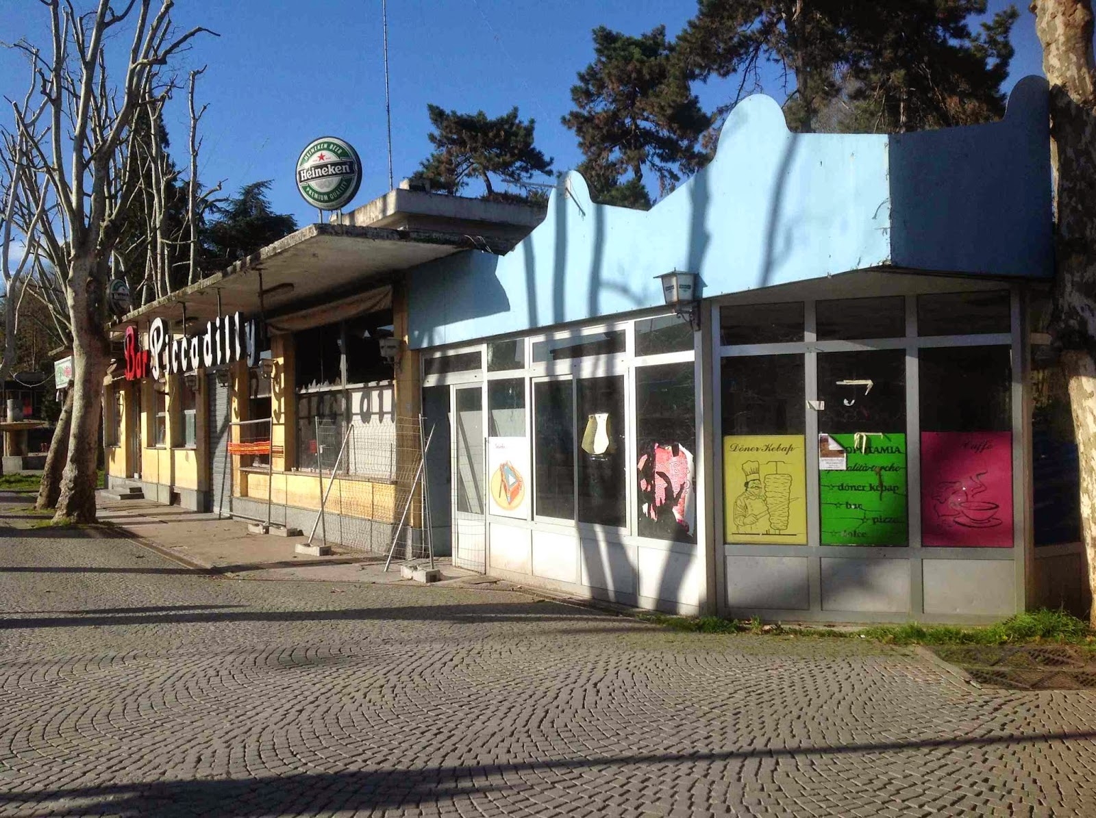 Sì alla riqualificazione dei tre ex bar davanti la stazione: ma in consiglio comunale l’opposizione contesta il metodo
