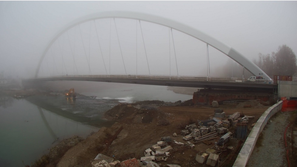 Come l’arco del Meier è arrivato lassù. Il ponte ora pronto a “vestirsi” dei primi elementi di arredo [VIDEO]