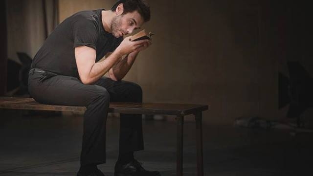 Essenzialità e modernità. Recensione di “Amleto” al Teatro Alessandrino