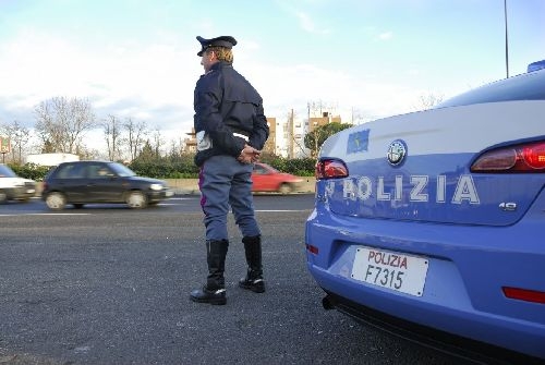 Inseguimento sull’A26 per bloccare un uomo al volante di un’auto rubata