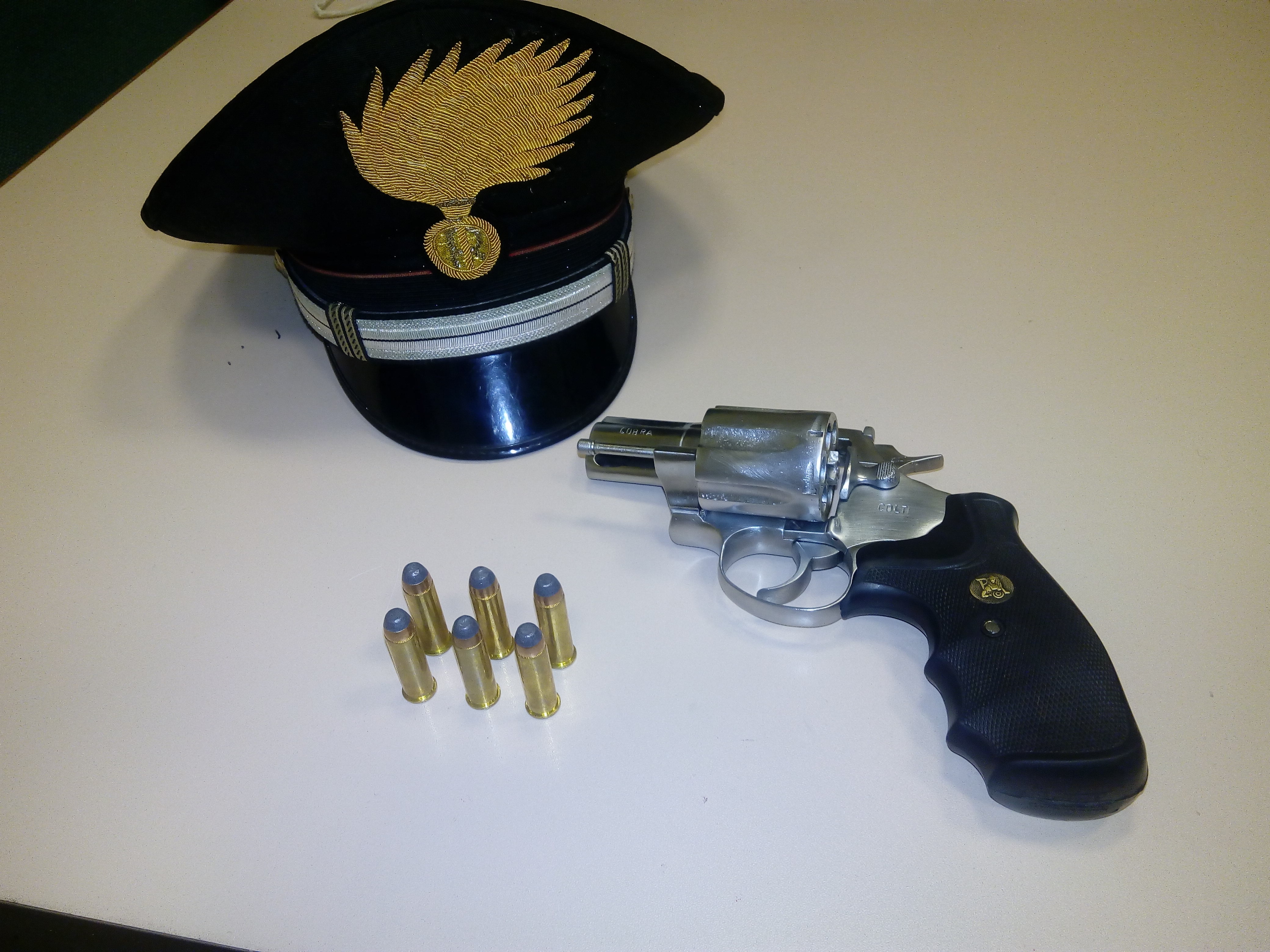 Maltrattamenti alla moglie e pistola nascosta in casa. Arrestato un imprenditore a Tortona