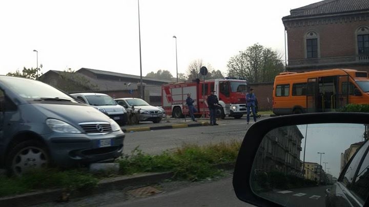 Scontro tra un’ auto e un bus in piazza Valfre’