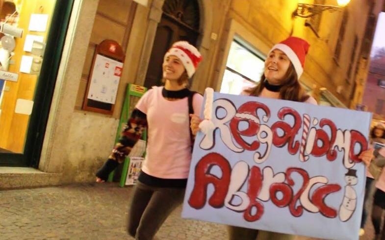 In giro per il centro di Novi a dispensare abbracci e poi un video per Natale