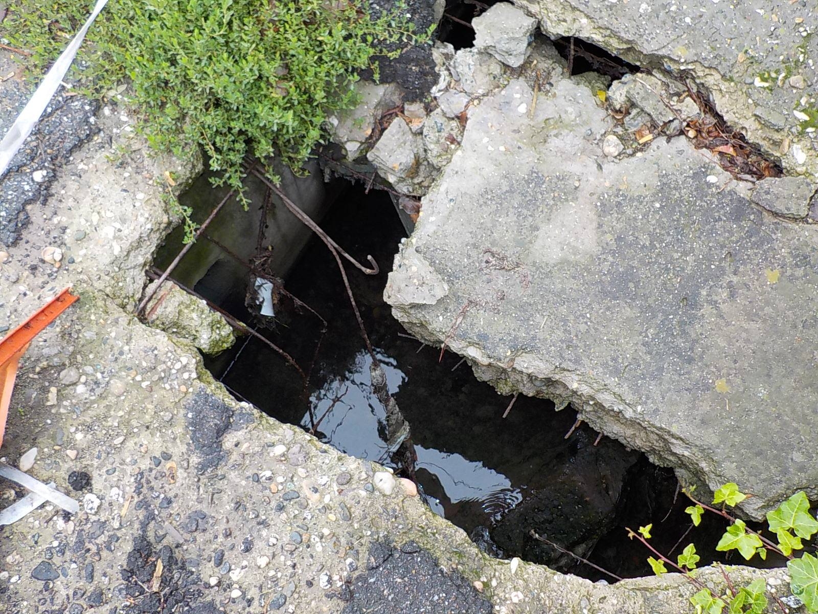 Voragini sui marciapiedi e auto a tutta velocità. La strada di Valle San Bartolomeo è un disastro