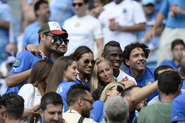 Mogli e fidanzate, e mamme, “nel pallone”… regalateci un selfie al bacio!
